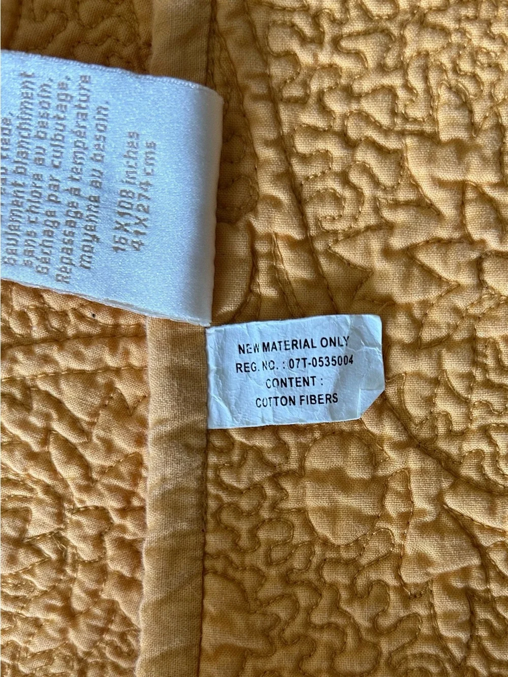 Williams Sonoma Table Runner in 3D Goldenrod Color Fabric. 16” x 108”. VGUC.